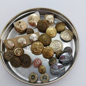 Vintage Small Riley's Tin With 29 Metal Buttons C.W.A.C Military, R.C.A.F Canada